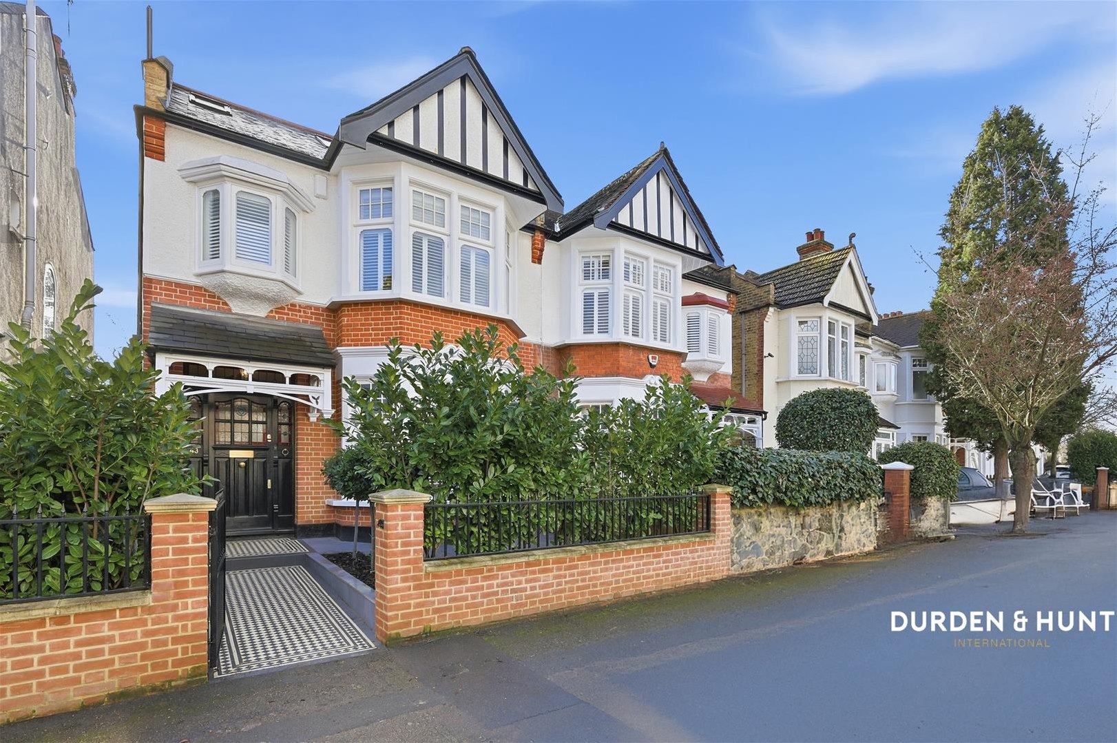 4 bedroom Semi-detached house Under Offer