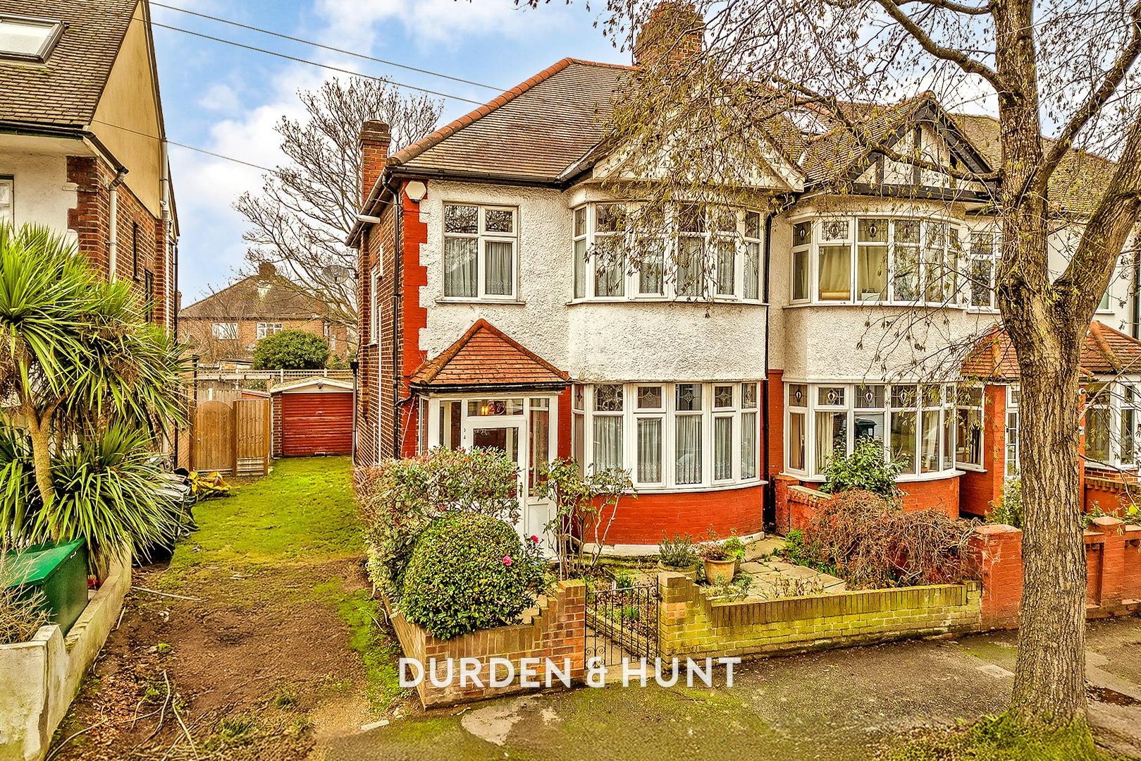 3 bedroom Semi-detached house Under Offer