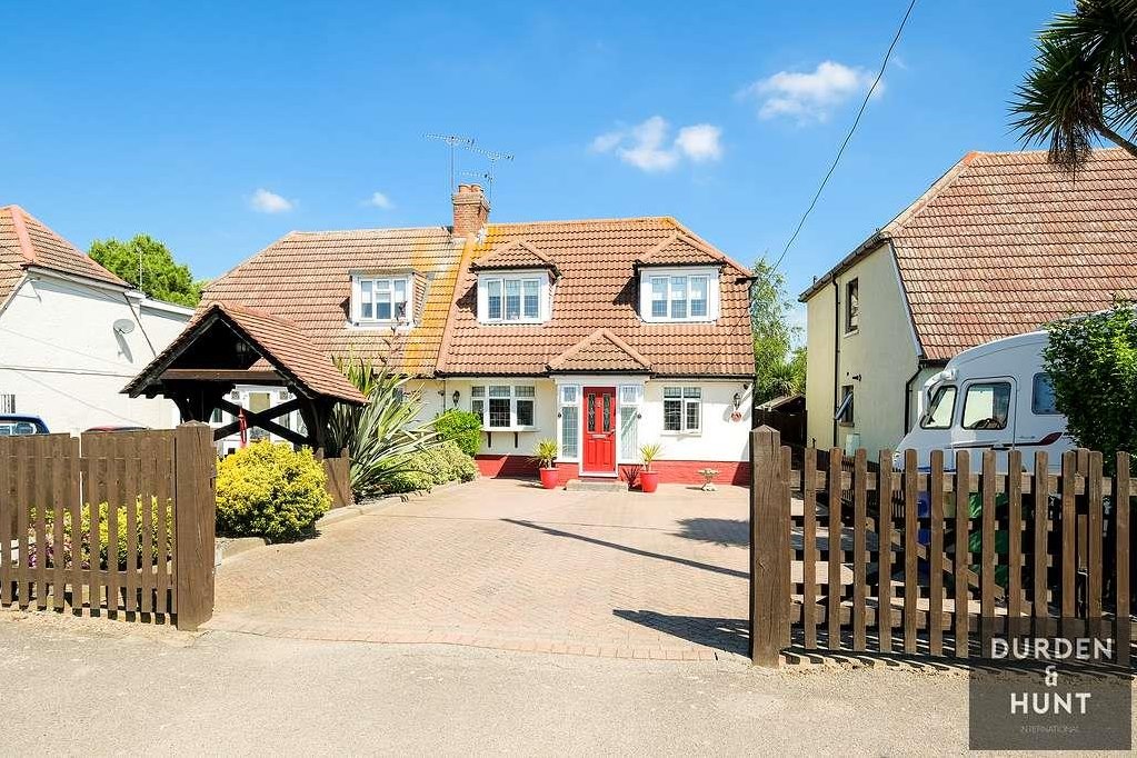 3 bedroom Semi-detached house Sold