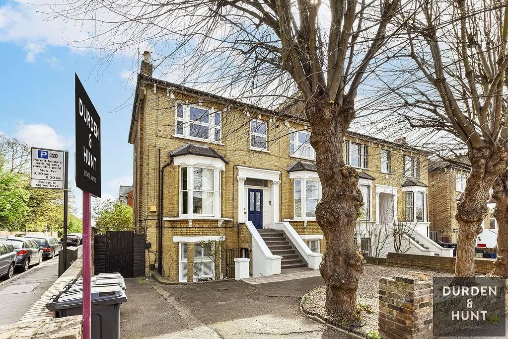 2 bedroom Ground floor flat Sold