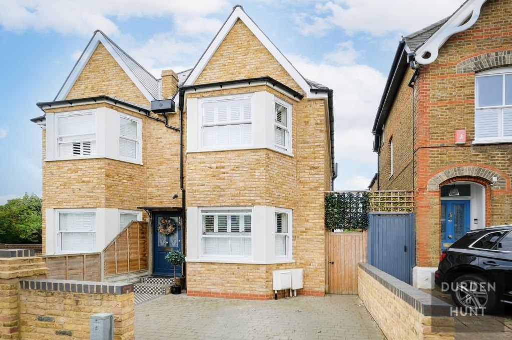 4 bedroom Semi-detached house Sold
