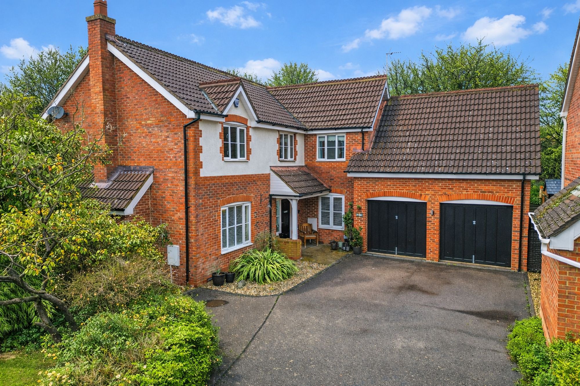 5 bedroom Detached house Under Offer