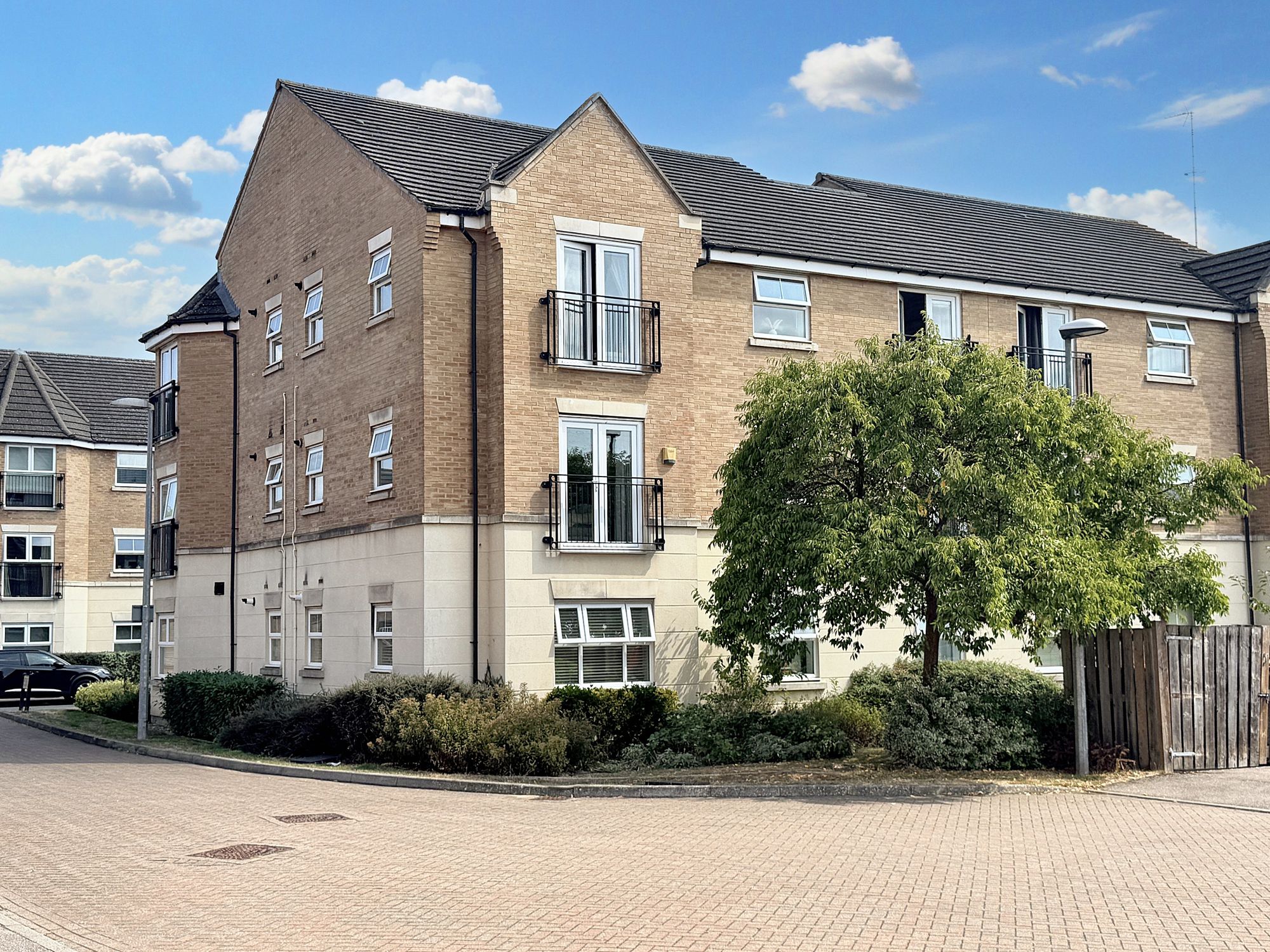 2 bedroom Flat For Sale