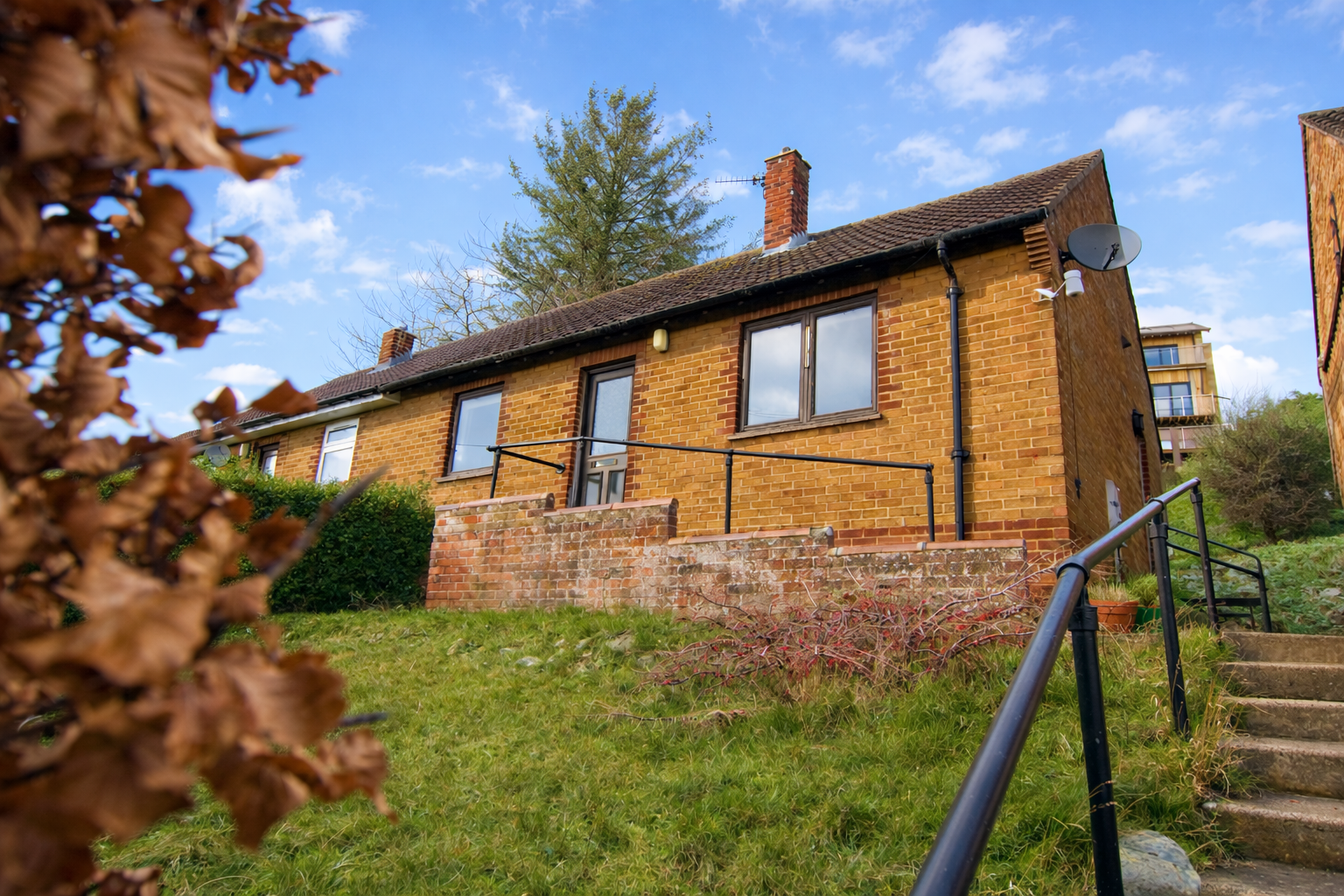 2 bedroom Semi-detached house Under Offer