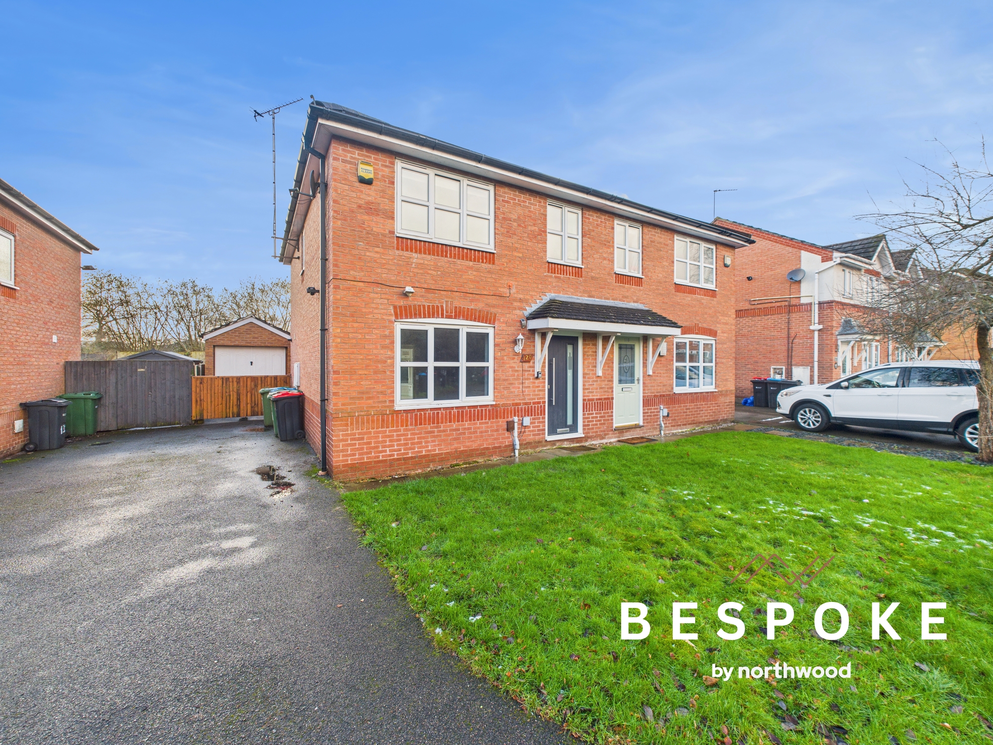 3 bedroom Semi-detached house Under Offer