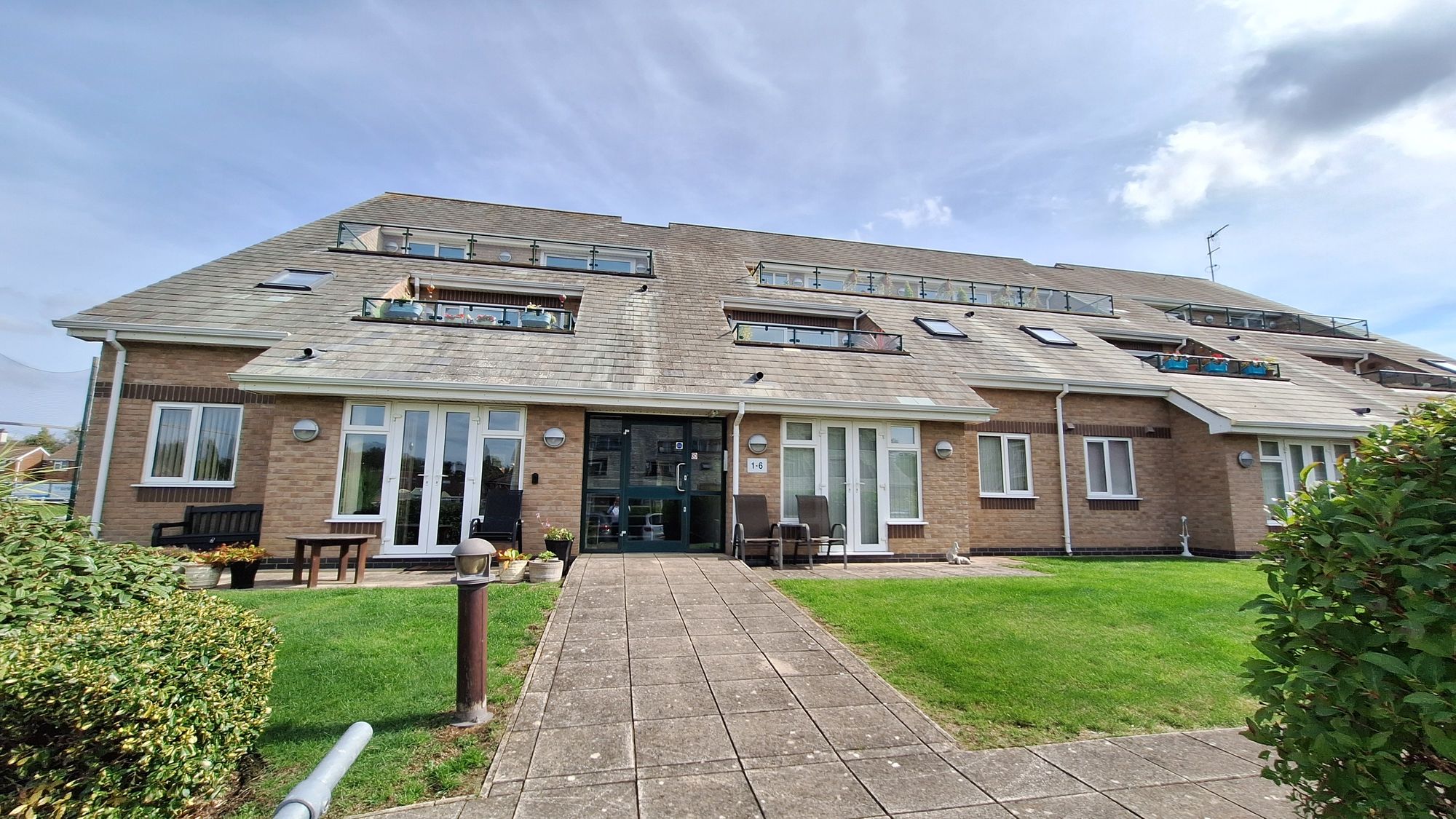 2 bedroom Flat For Sale