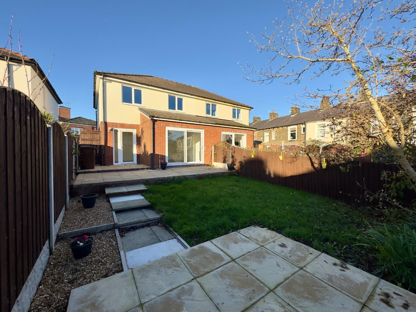 3 bedroom Semi-detached house Sold