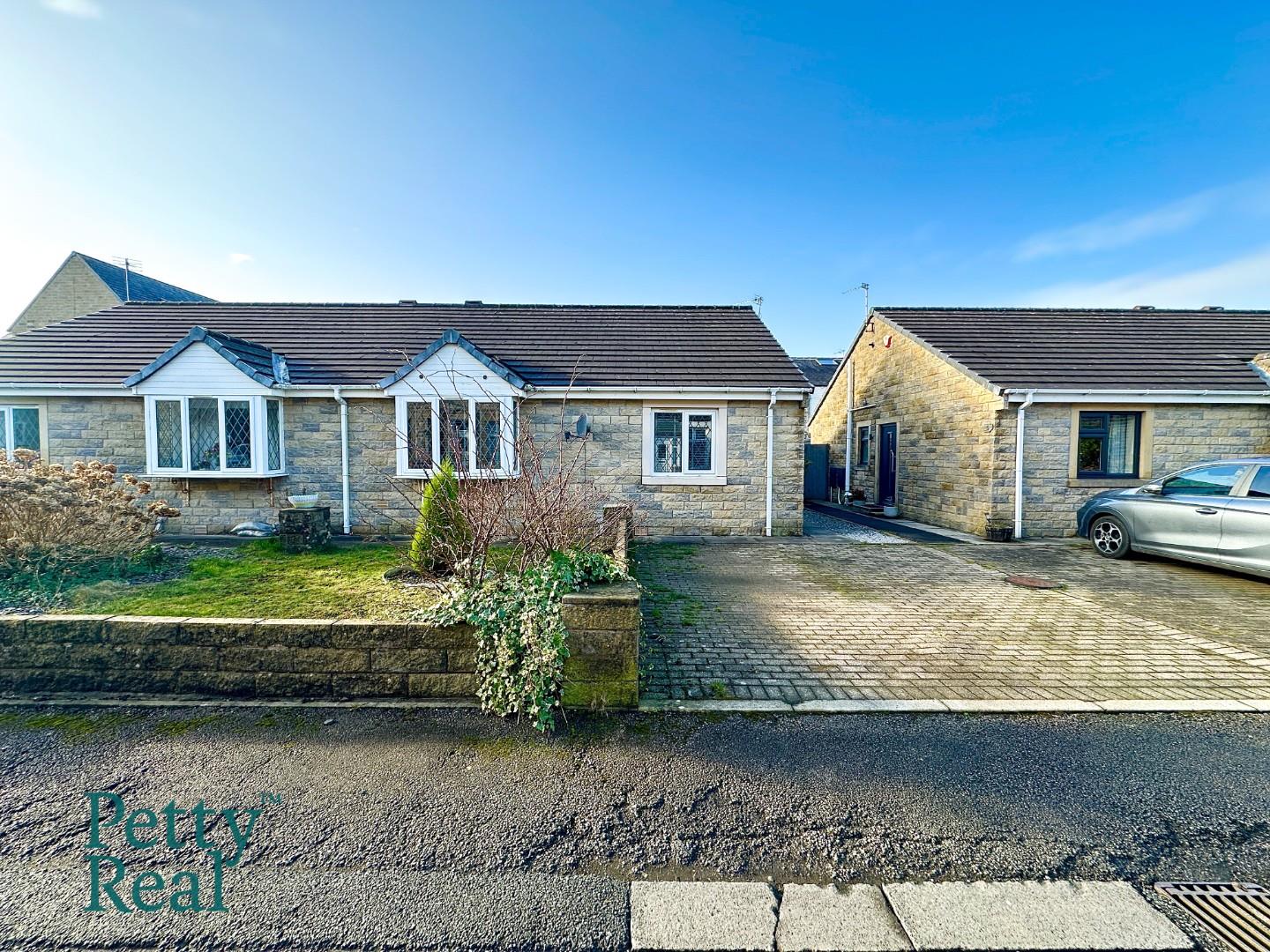 2 bedroom Semi-detached bungalow Under Offer