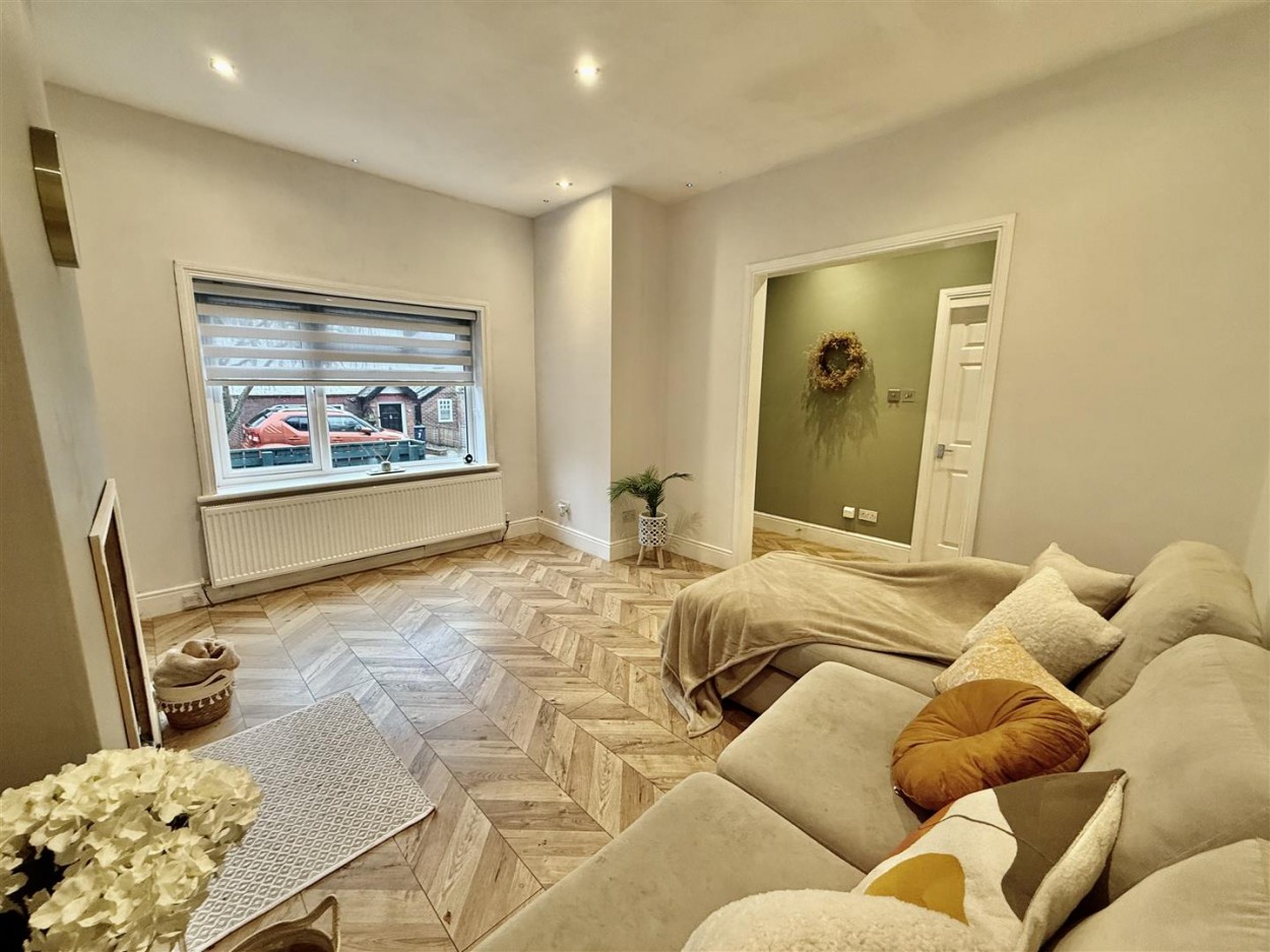 2 bedroom Detached house For Sale