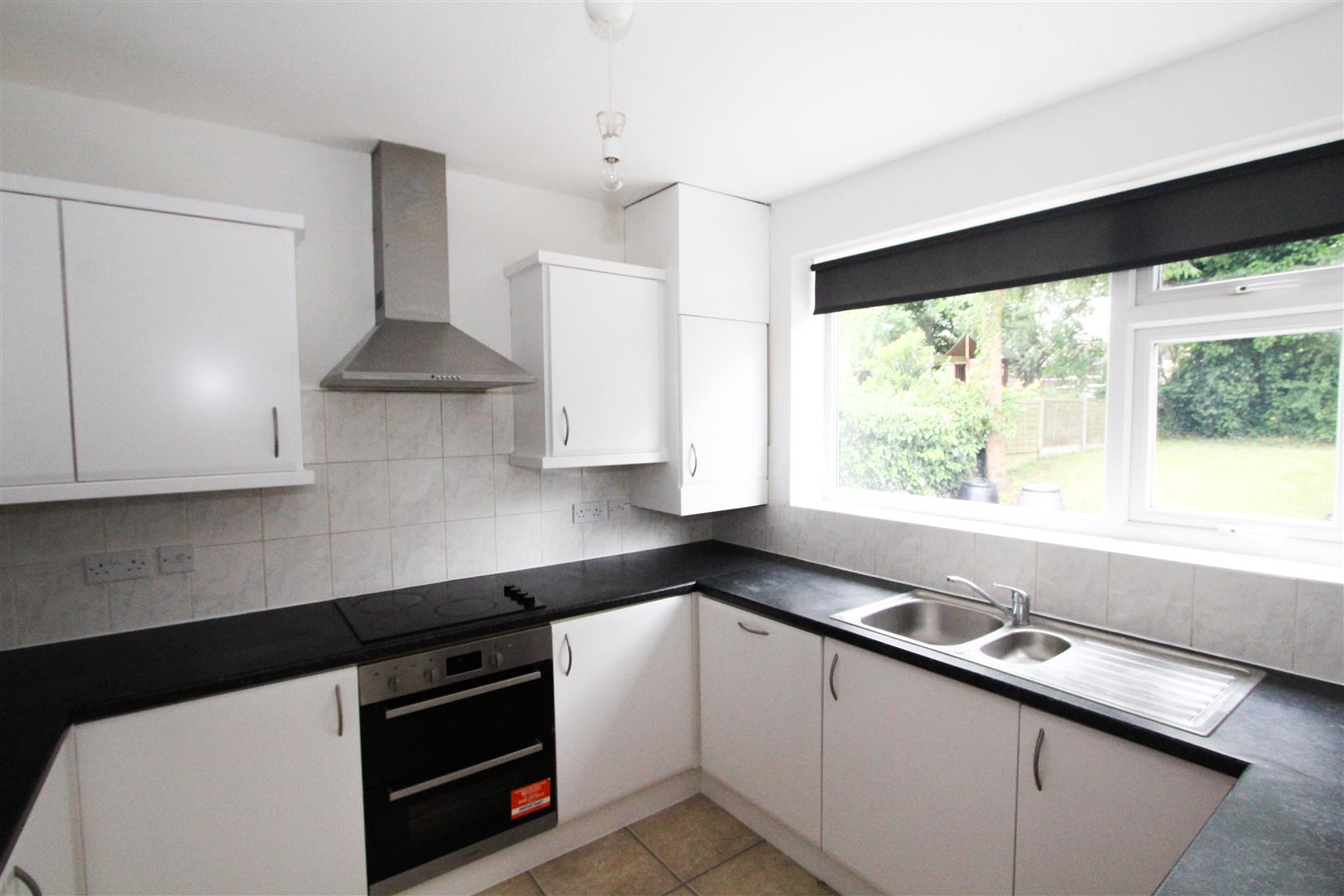 3 bedroom Semi-detached house Under Offer