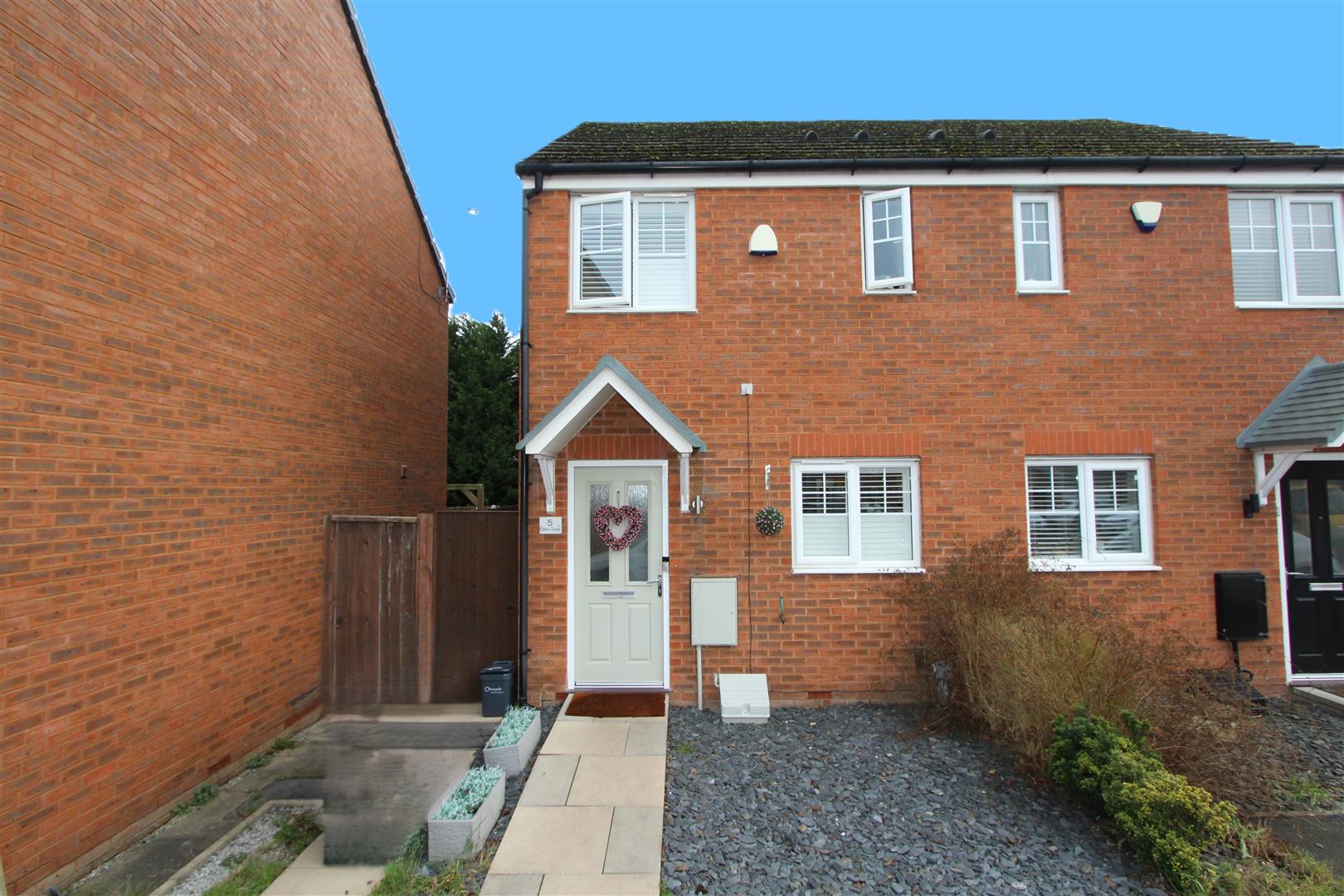 2 bedroom Semi-detached house Under Offer