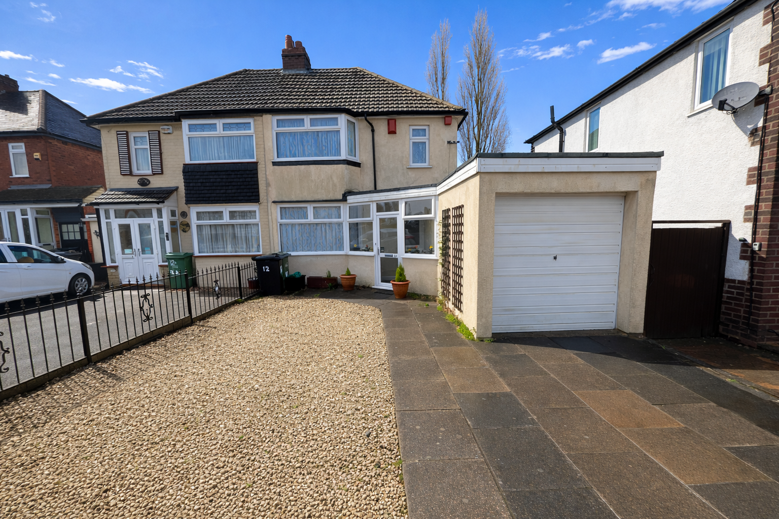3 bedroom Semi-detached house Under Offer