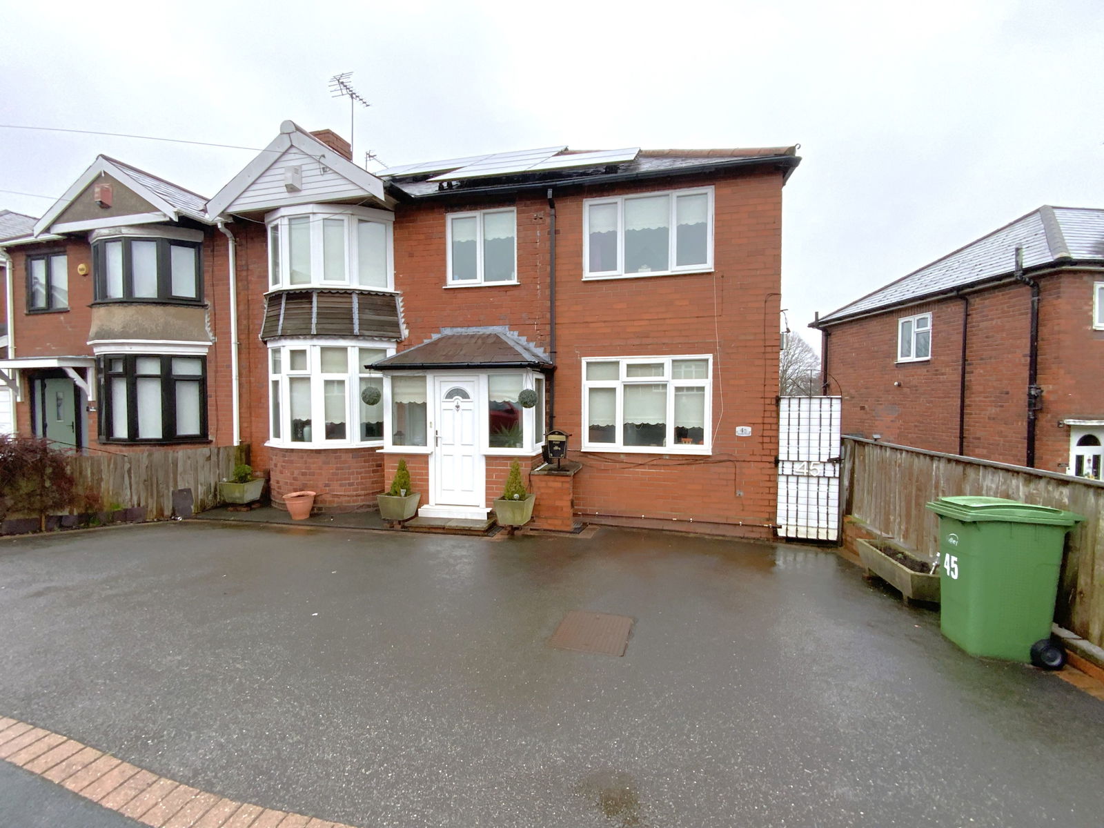 4 bedroom Semi-detached house Under Offer