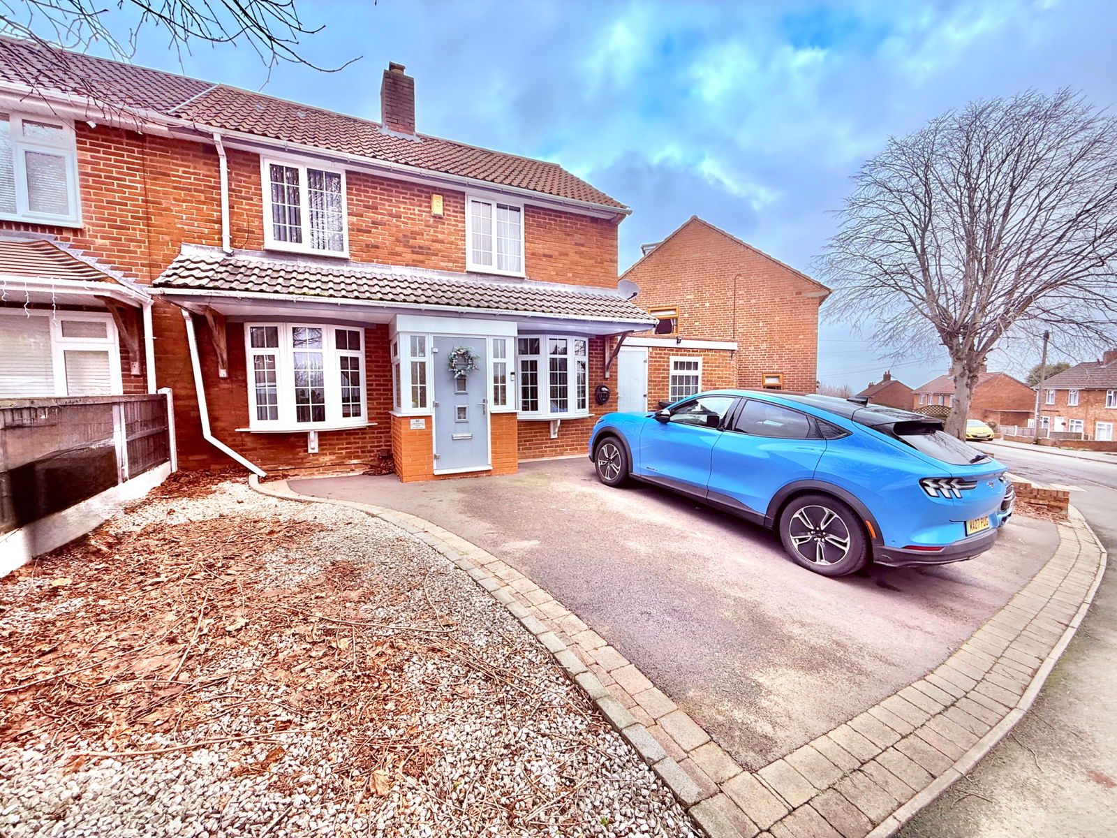 2 bedroom Semi-detached house Under Offer