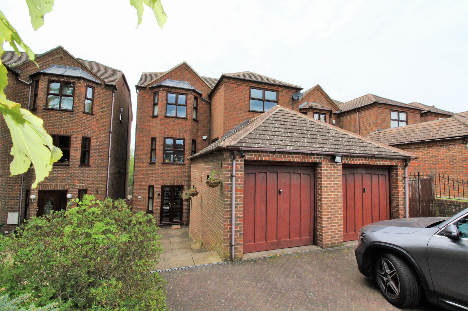 5 bedroom Detached house Under Offer