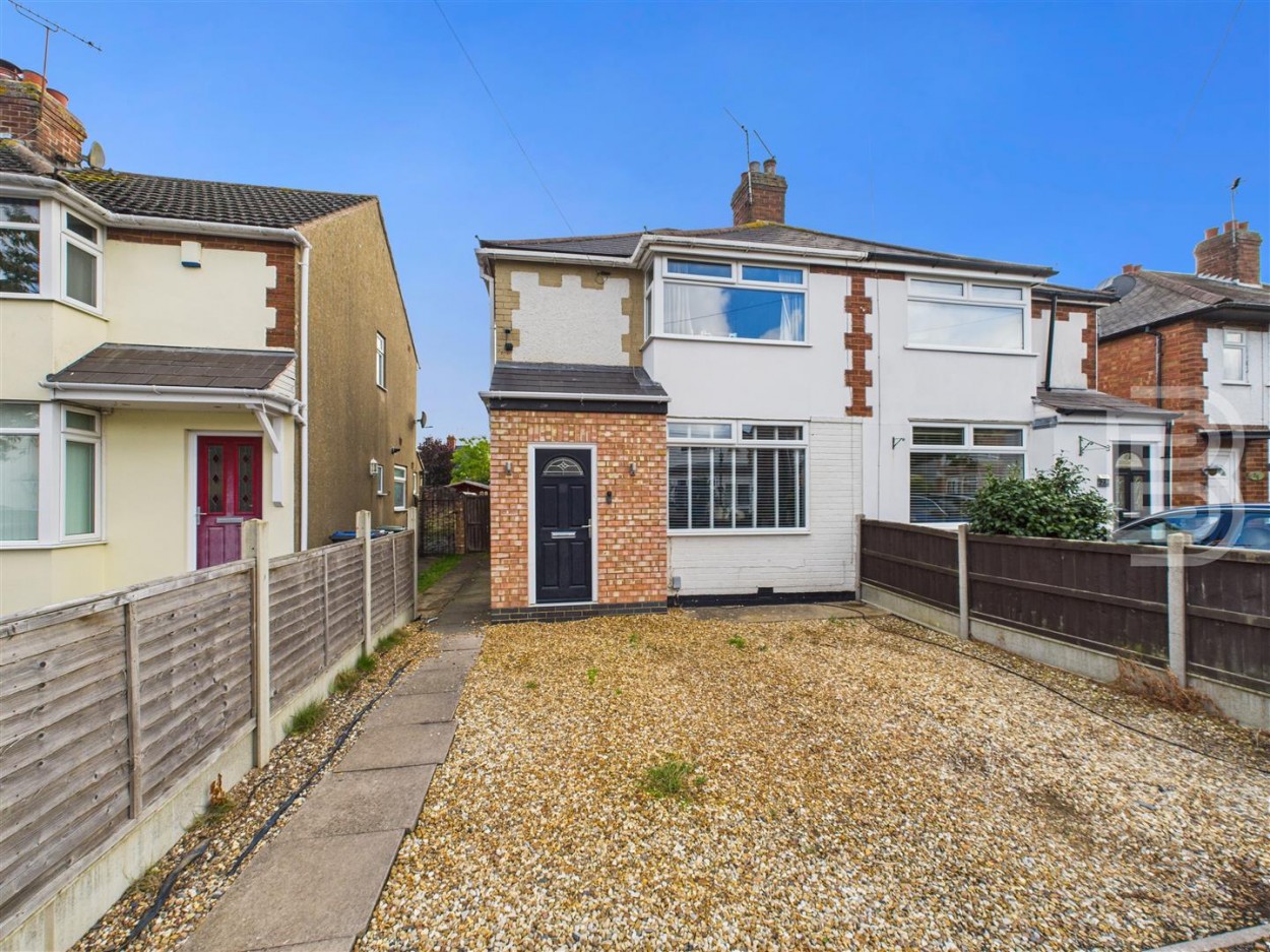 2 bedroom Semi-detached house Under Offer