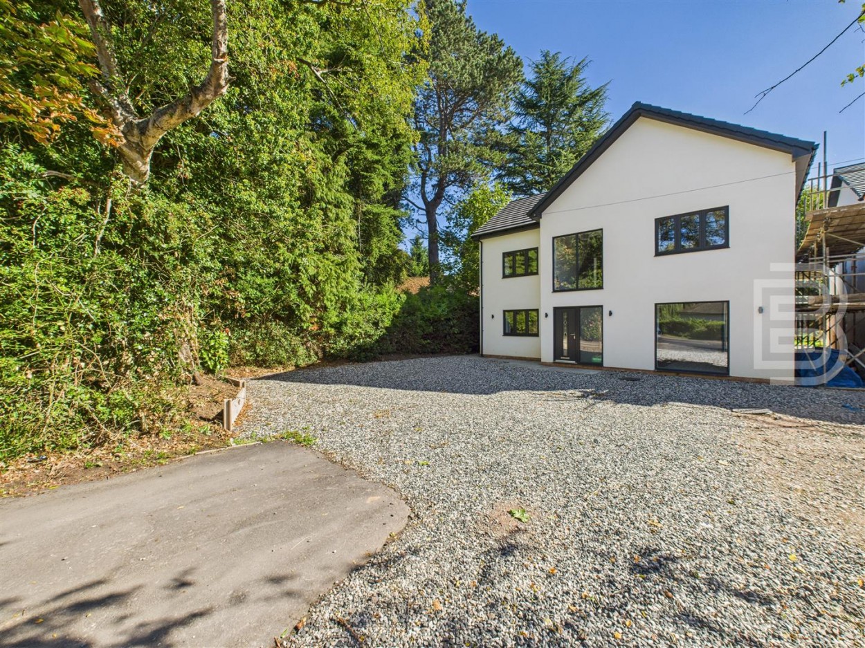 4 bedroom Detached house Under Offer