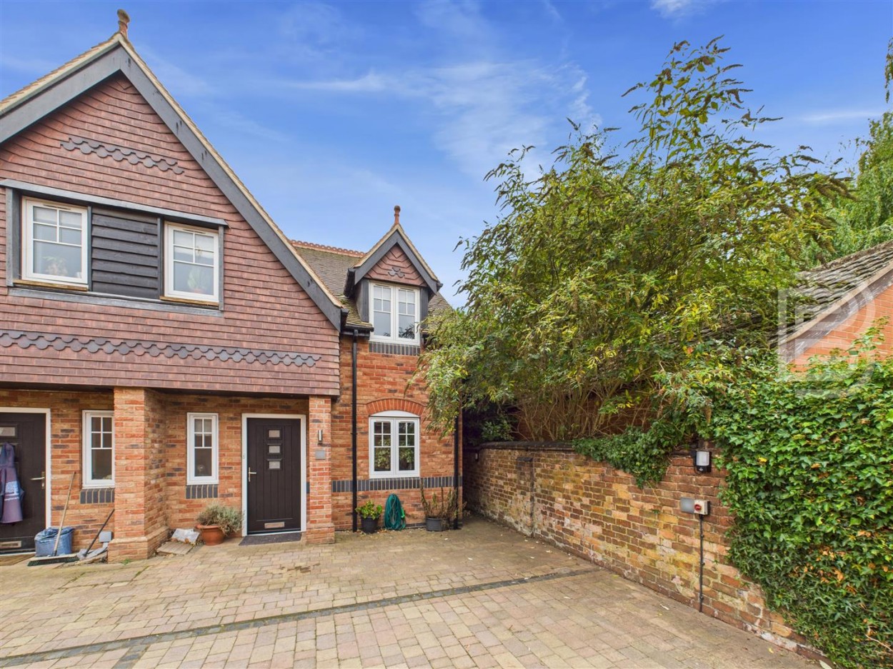 2 bedroom Detached house Under Offer