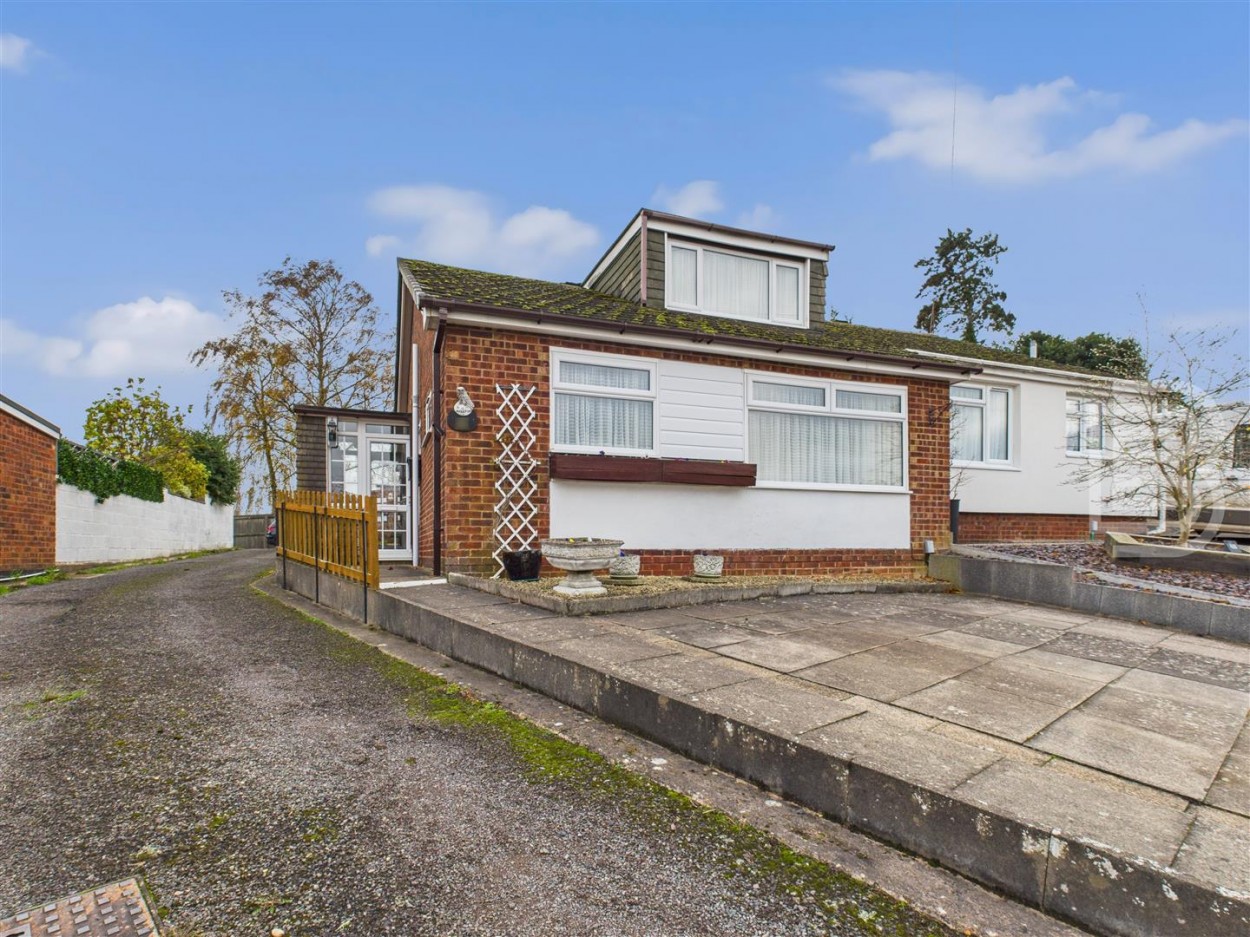 3 bedroom Detached bungalow For Sale