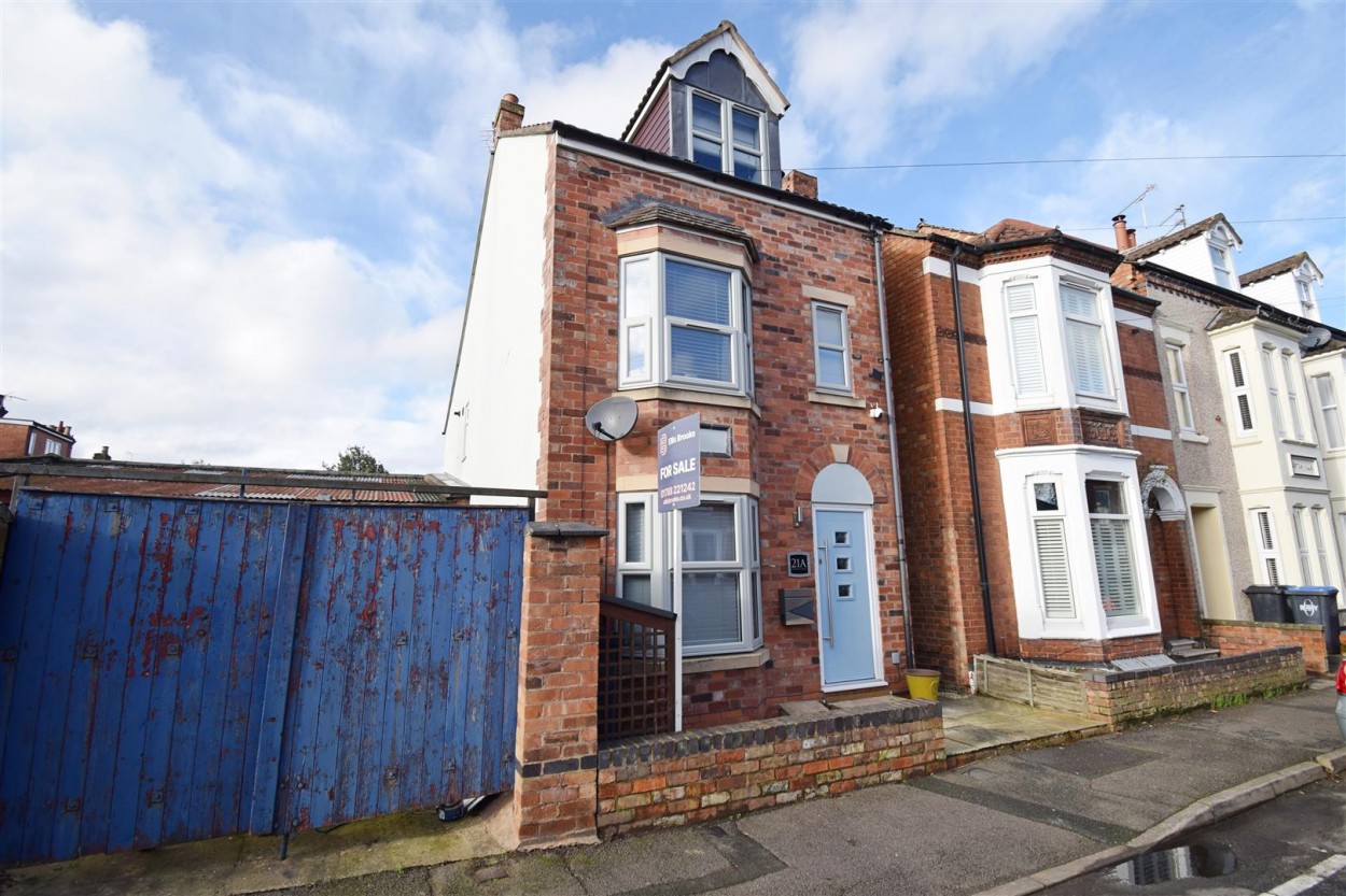 3 bedroom Detached house Under Offer