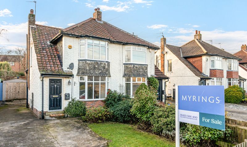 2 bedroom Semi-detached house Under Offer