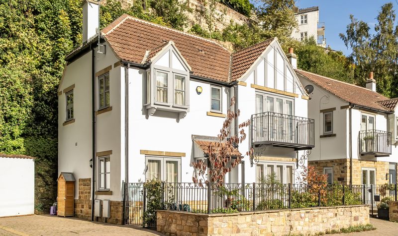 3 bedroom Detached house Under Offer