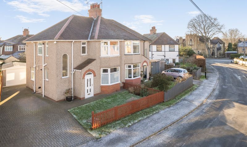 3 bedroom Semi-detached house Under Offer