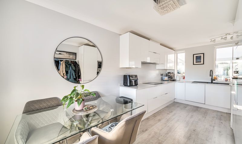 2 bedroom Semi-detached house Under Offer