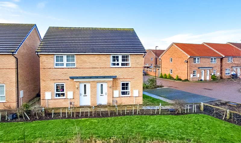 2 bedroom Semi-detached house Under Offer