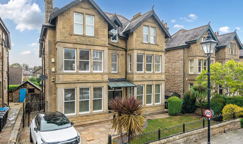 3 bedroom Flat Under Offer