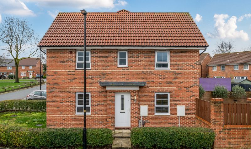 3 bedroom Semi-detached house Under Offer