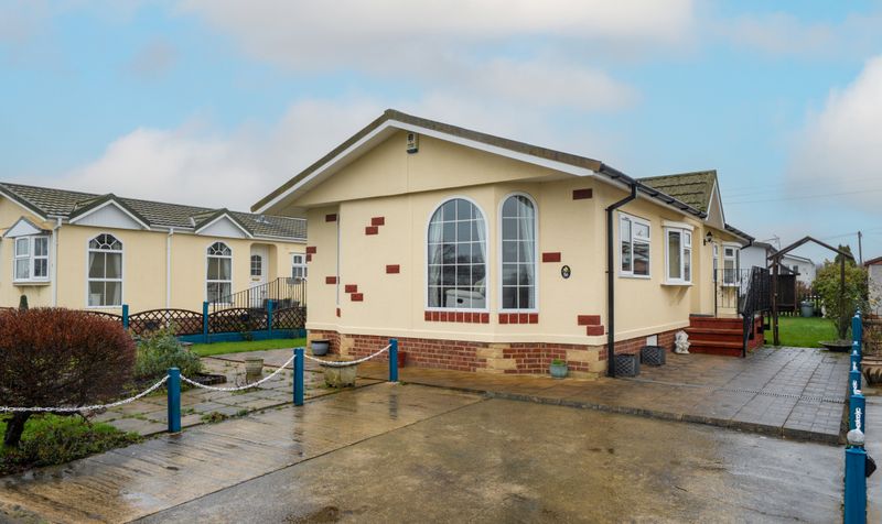 2 bedroom Semi-detached house Under Offer