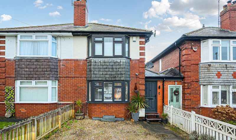 2 bedroom Semi-detached house Under Offer