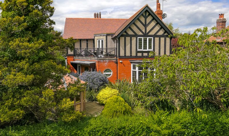 4 bedroom Detached house Under Offer