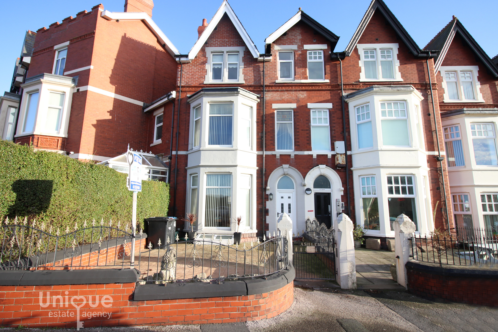 5 bedroom Terraced bungalow To Let