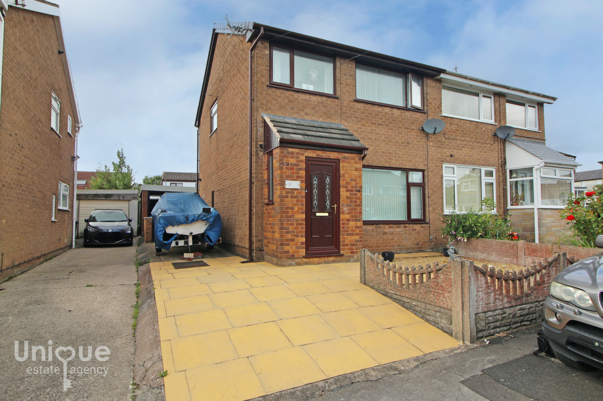 3 bedroom Semi-detached house Under Offer