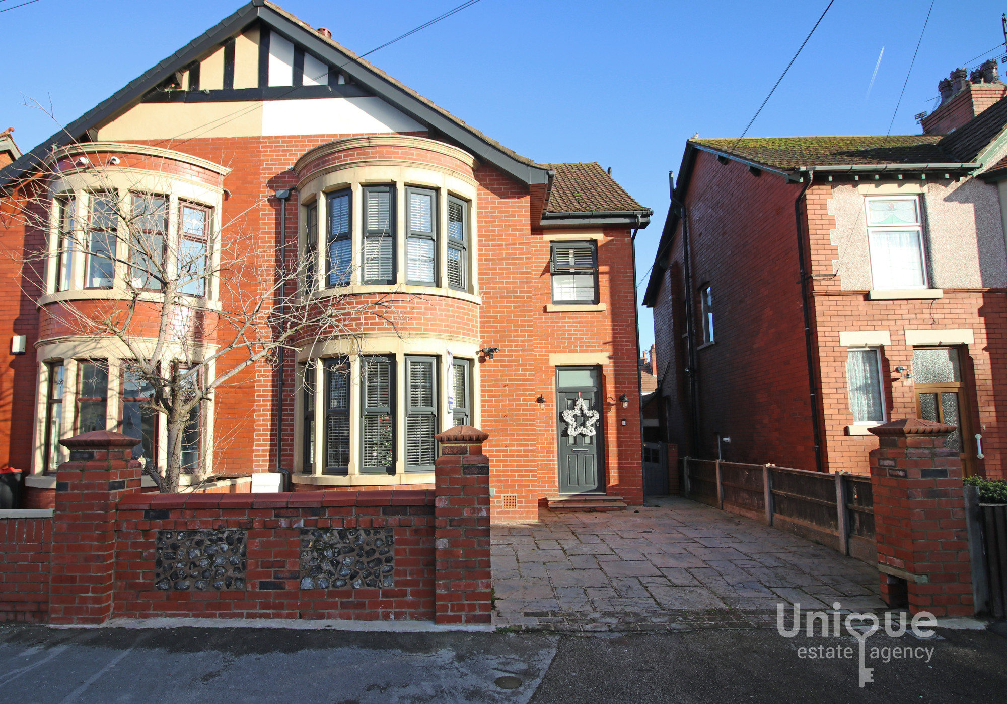 3 bedroom Semi-detached house Under Offer