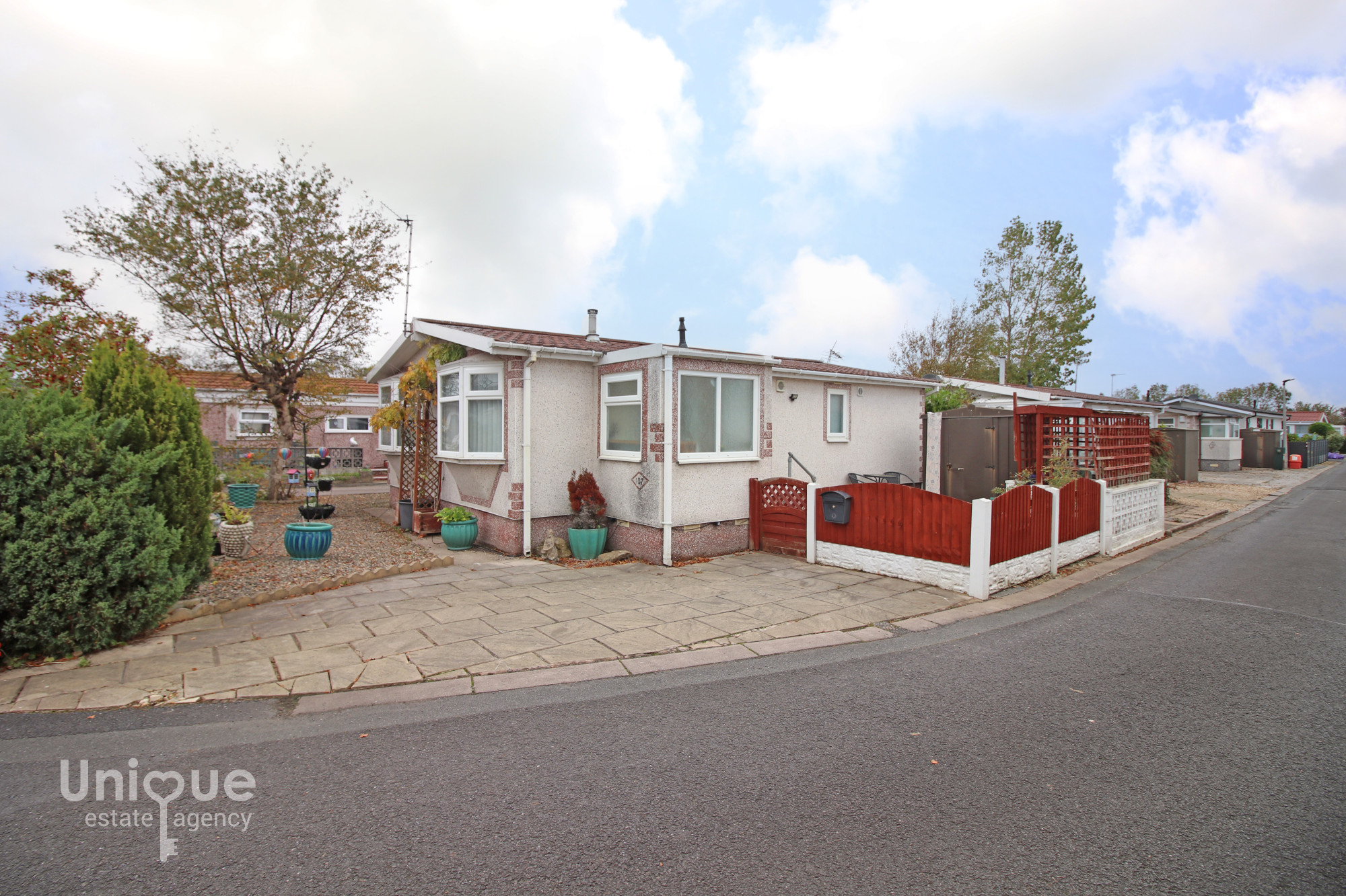 2 bedroom Detached house To Let