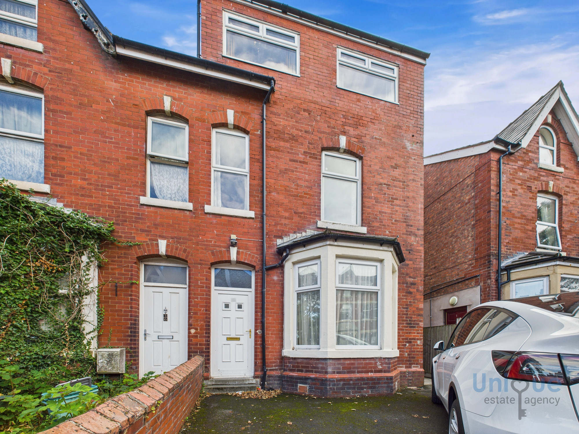 6 bedroom Semi-detached house Under Offer