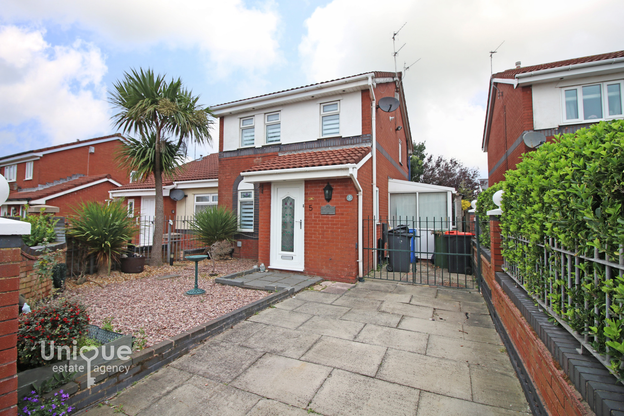 3 bedroom Semi-detached house Under Offer