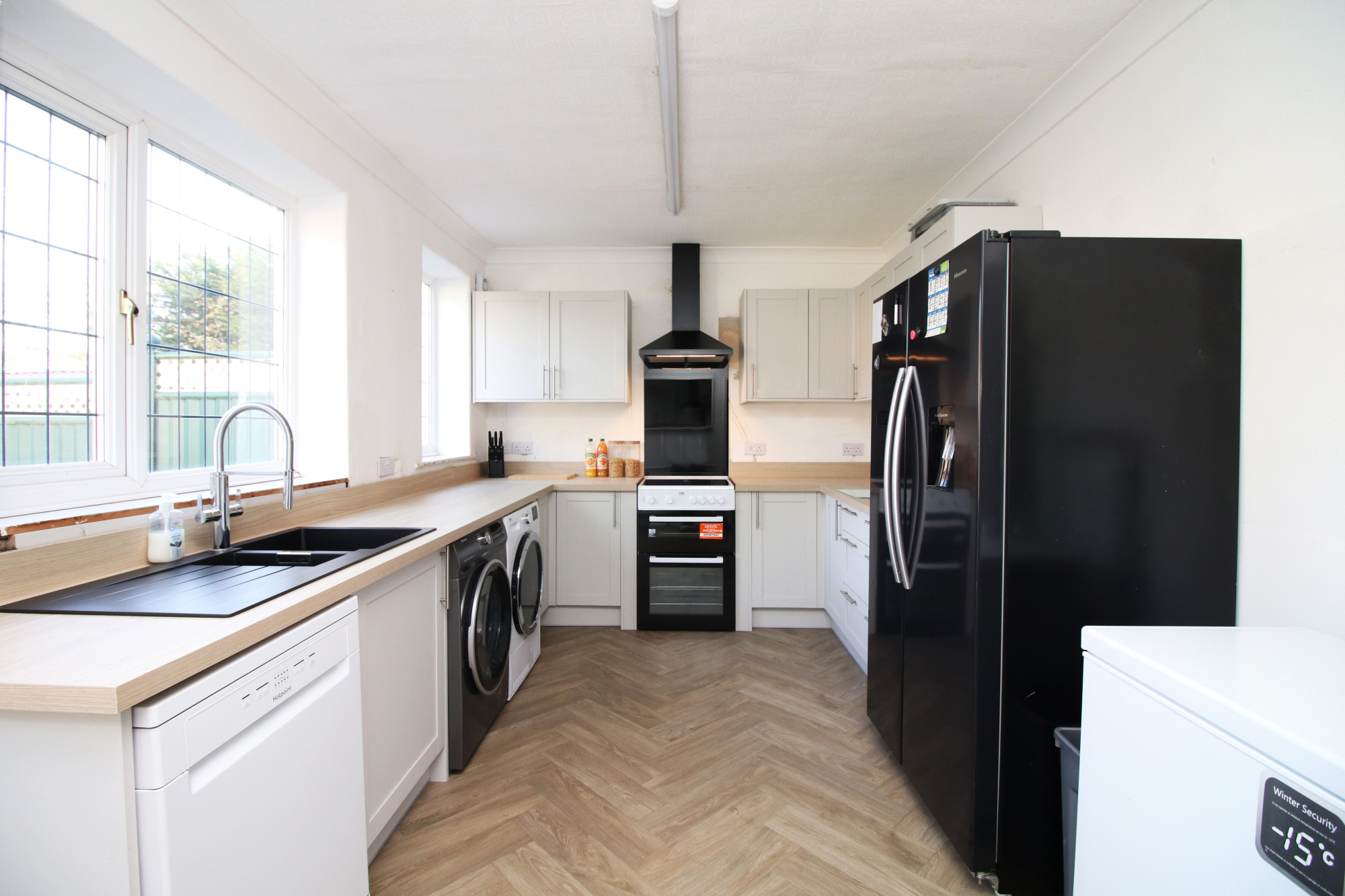 2 bedroom Semi-detached house Under Offer