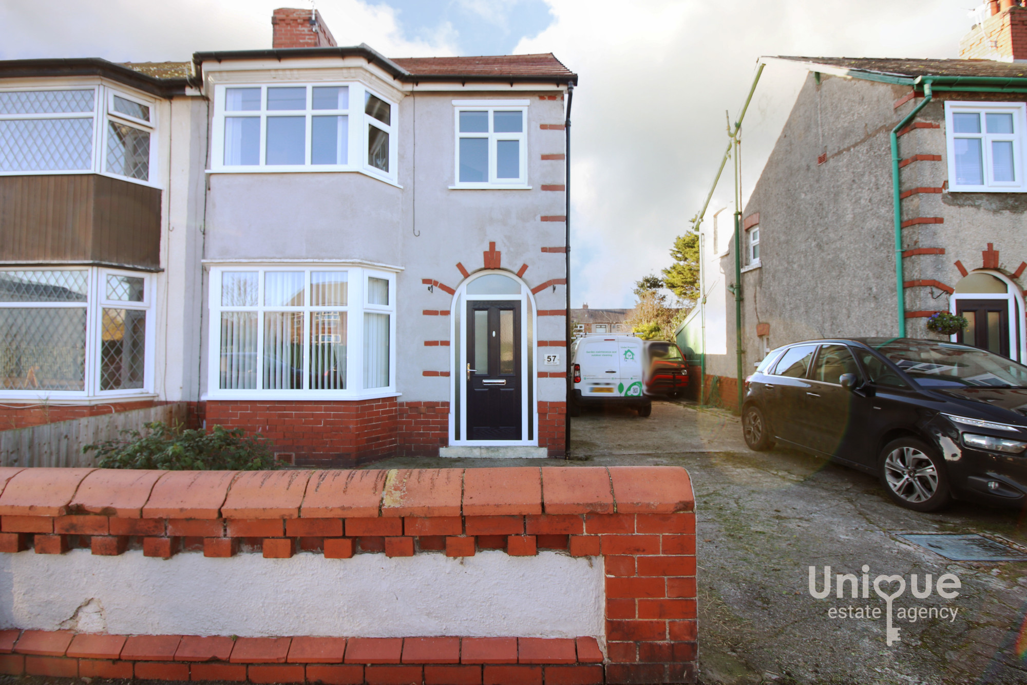 3 bedroom Semi-detached house Under Offer