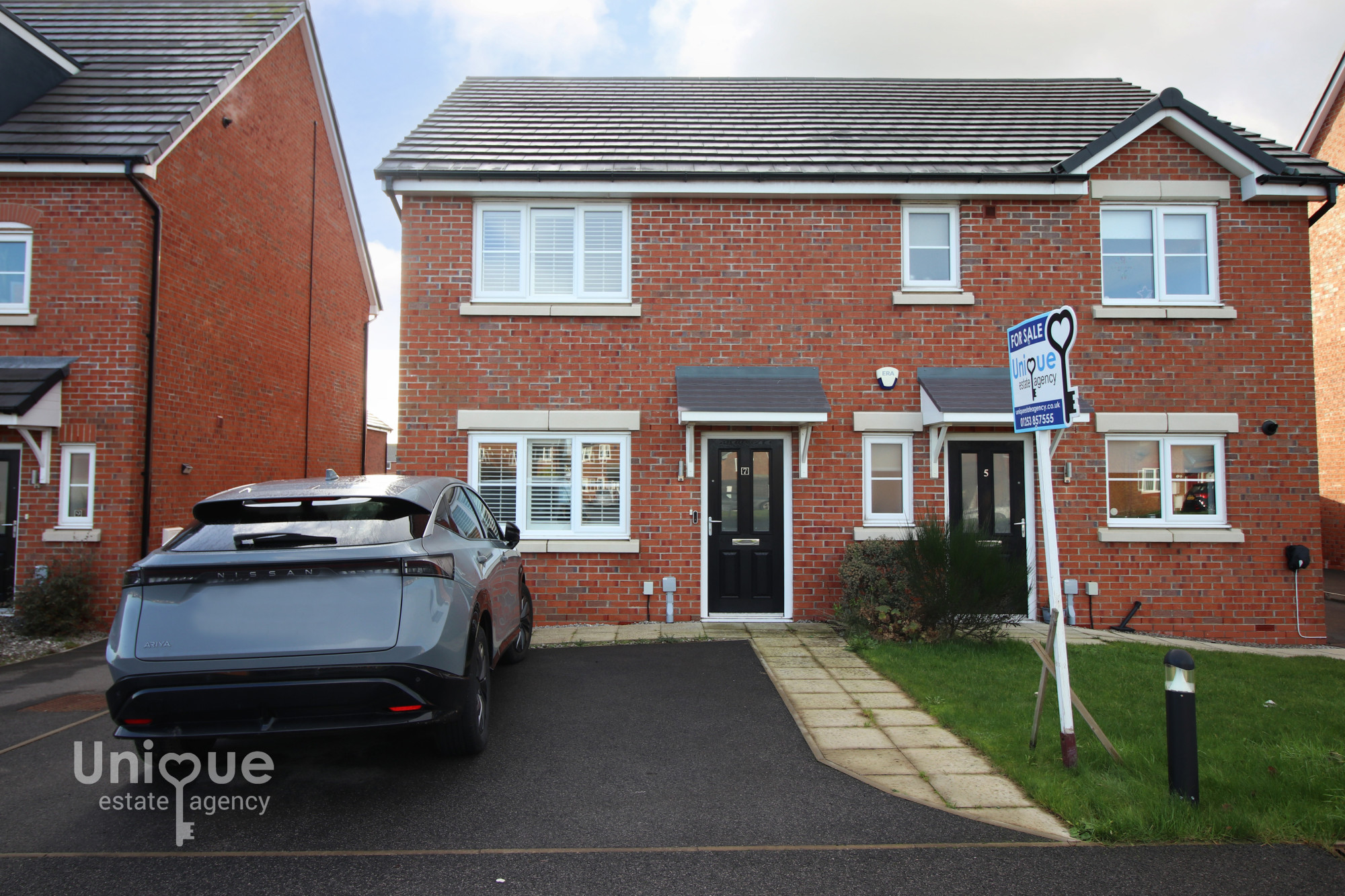 2 bedroom Semi-detached house Under Offer