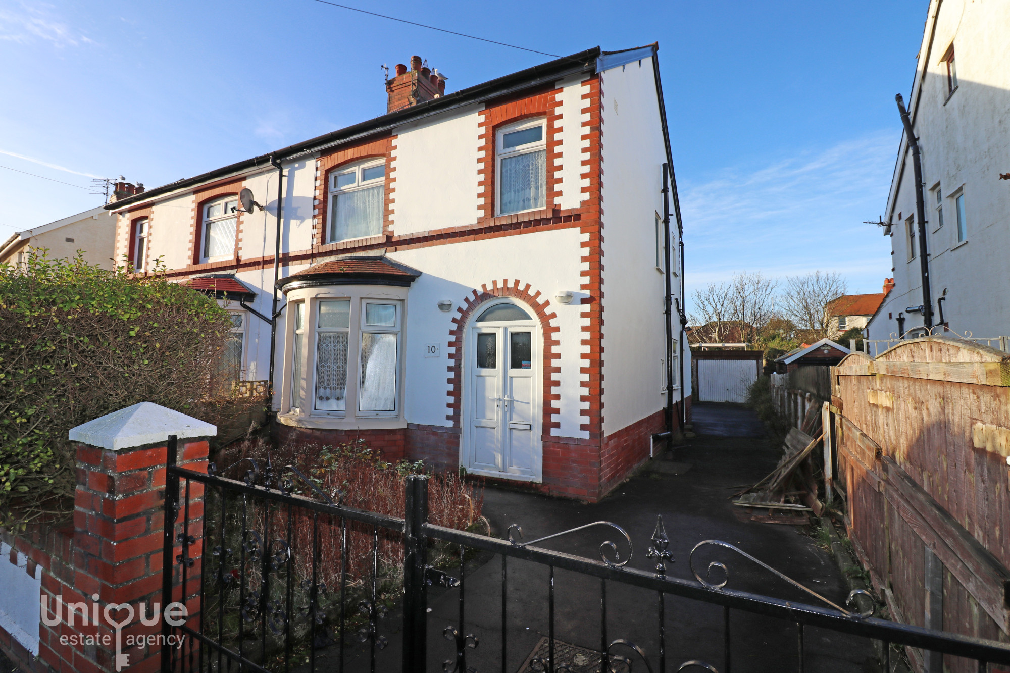 3 bedroom Semi-detached house Under Offer