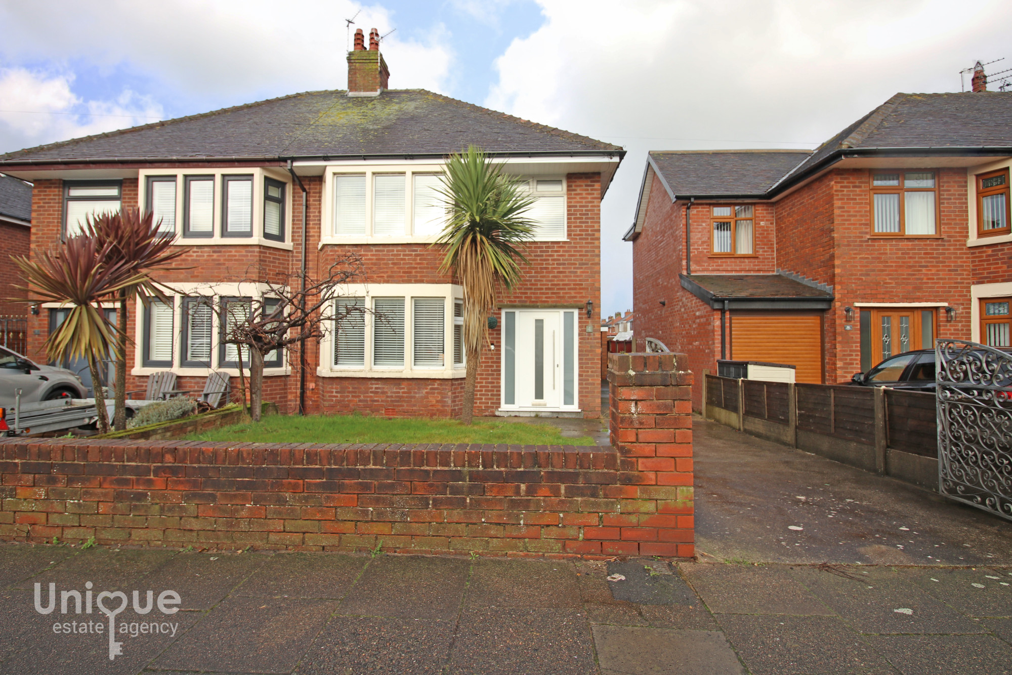 3 bedroom Semi-detached house Under Offer