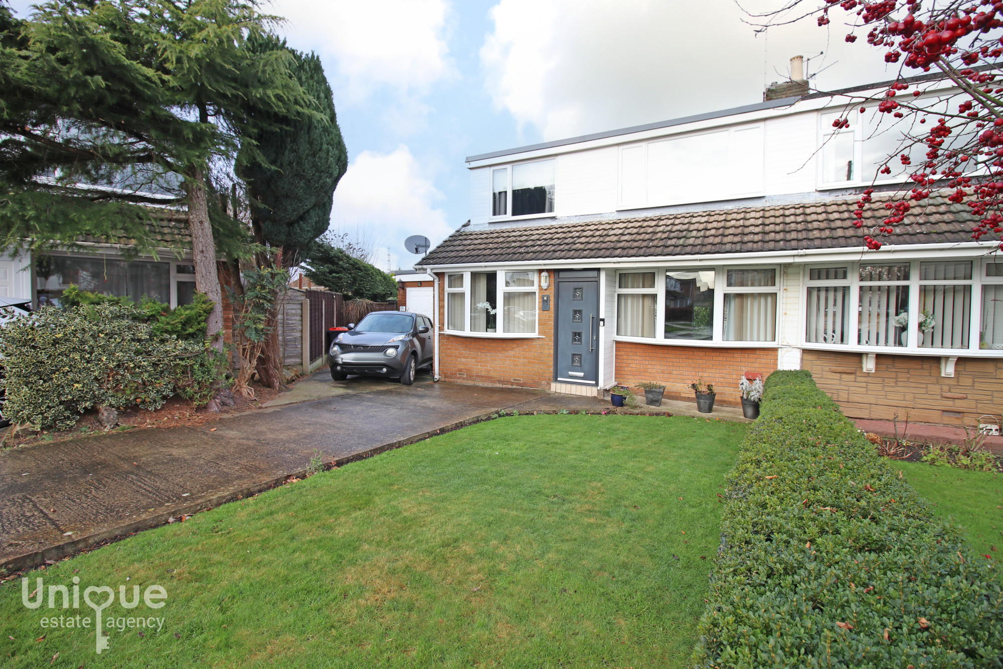 3 bedroom Semi-detached house For Sale