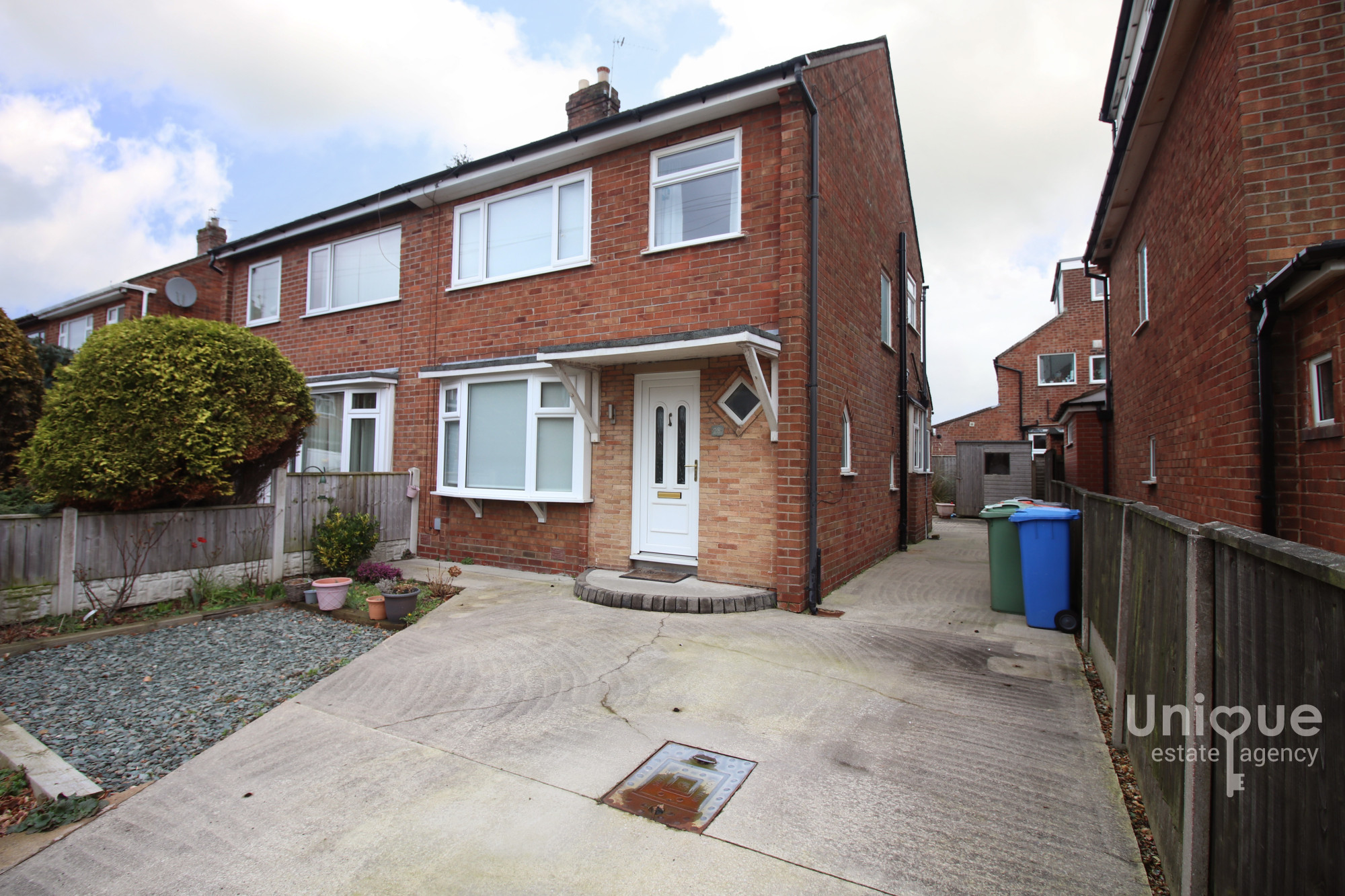 3 bedroom Semi-detached house Under Offer