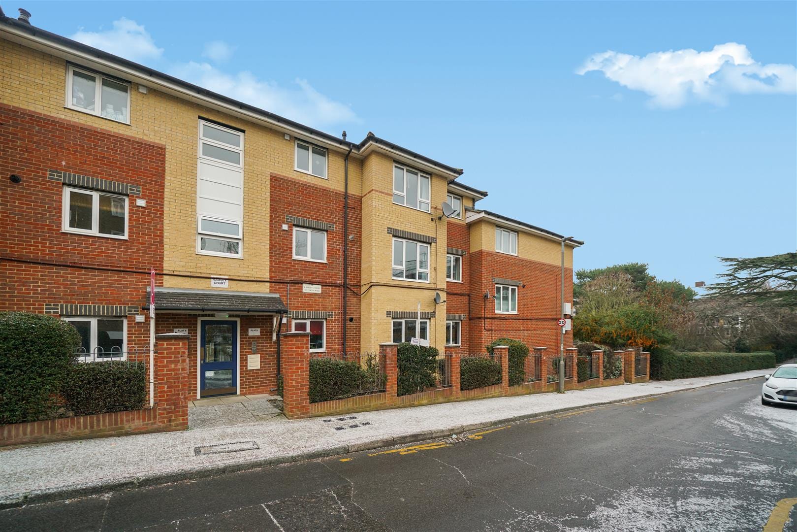2 bedroom Flat For Sale