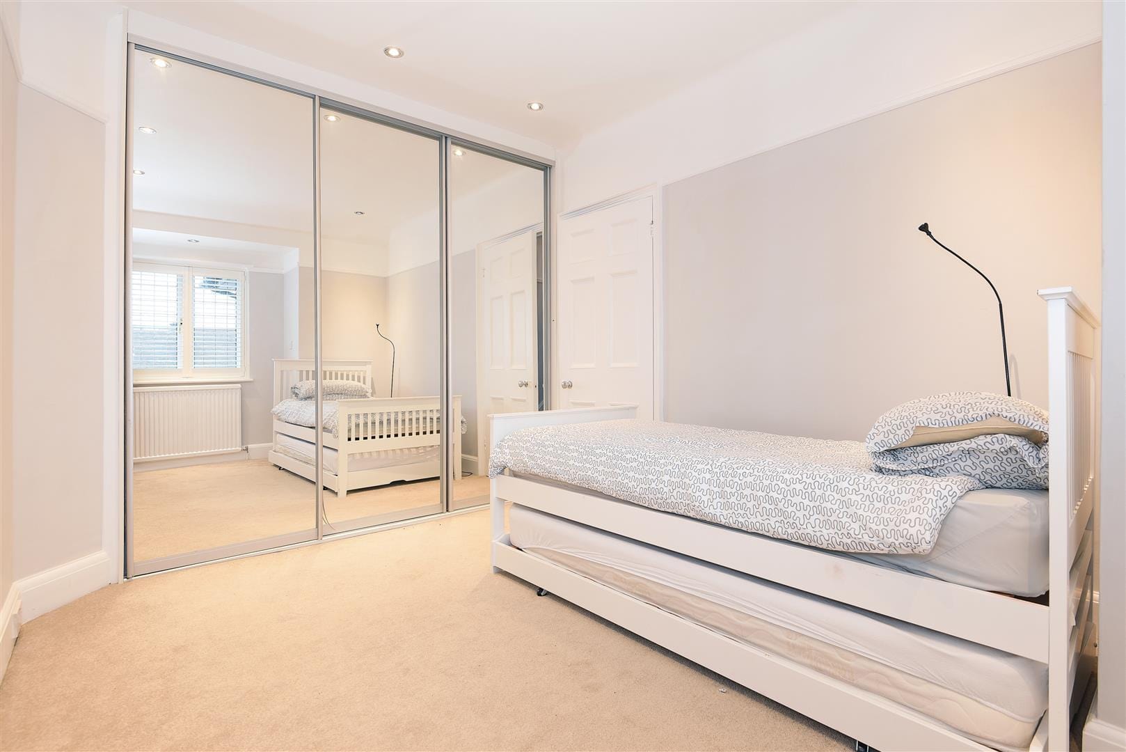 5 bedroom Detached house Under Offer