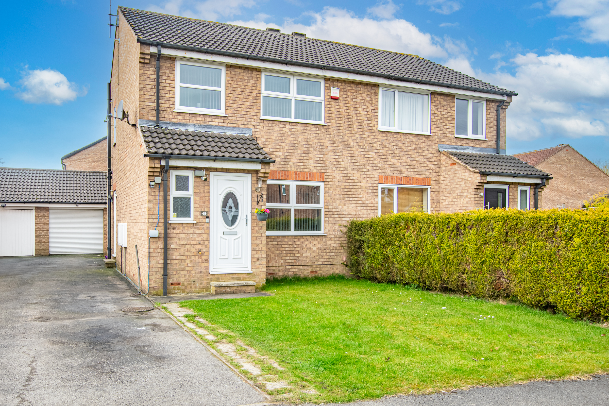 3 bedroom Semi-detached house Under Offer